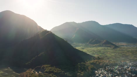 Dreamy-sunlight-shines-bright-into-Sembulan-valley-over-mountains-in-Lombok