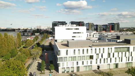 Beutevogel-Fliegt-über-Das-Dach-Von-Gebäuden-In-Der-Universität-Danzig---Fakultät-Für-Wirtschaftswissenschaften-In-Danzig,-Polen