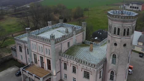 Blick-Aus-Der-Vogelperspektive-Auf-Vecauce-Manor,-Ein-Neugotisches-Gebäude-In-Auce,-Zemgale,-Lettland