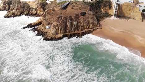 Wellen-über-Sand-Und-Klippen-Strand,-Albufeira,-Algarve,-Portugal