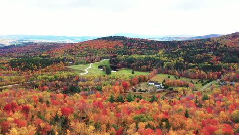 Magische-Bunte-Landschaft,-Lebendiger-Wald-In-Auffälligen-Farben-Am-Herbstgipfel-Märchenhafte-Anzeige-In-Der-Landschaft-Von-Vermont-Usa,-Drohnenaufnahme