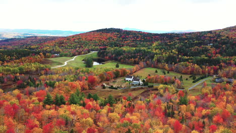 Luftaufnahme-Der-Ländlichen-Ranch-Villa-Und-Des-Bunten-Waldes-In-Herbstfarben