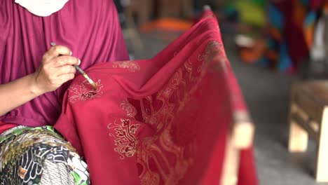 De-Cerca,-Las-Mujeres-Fabrican-Telas-Batik-De-Manera-Tradicional-Y-Flexible