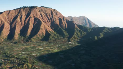 Paisaje-Mágico-De-Lombok-Con-Montañas-Volcánicas-Y-Exuberantes-Campos-De-Arroz,-Antena