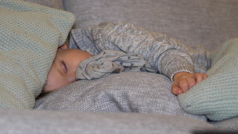 Niño-Pequeño-Durmiendo-Pacíficamente-En-Una-Cama-Abrazado-A-Una-Manta-Especial