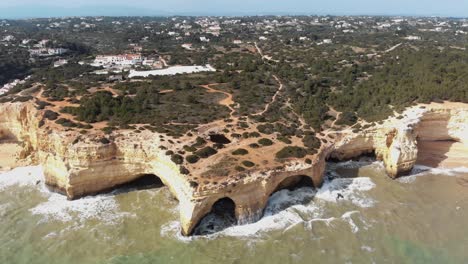 Zeitlupe,-Drohnenaufnahmen-Aus-Der-Luft,-Die-Auf-Eine-Einzigartige-Felsformation-Zufliegen,-Die-Entlang-Der-Küste-In-Der-Nähe-Des-Küstendorfes-Benagil,-Portugal,-Gefunden-Wurde