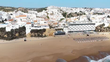 Panorama-Der-Mittelmeerküste-Von-Albufeira-An-Der-Algarve,-Portugal---Schwenk-Aus-Der-Luft
