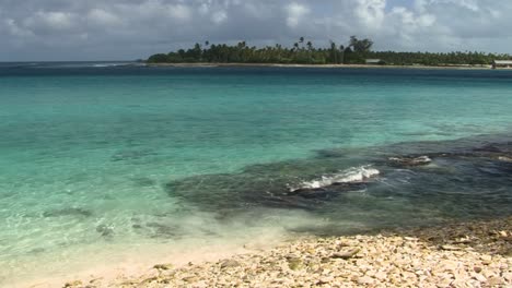 Hermosas-Aguas-Turquesas-Del-Atolón-De-La-Isla-Fanning,-República-De-Kiribati