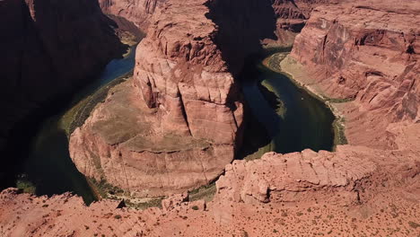Rising-Aerial-Shot-Of-Horse-Shoe-Bend-In-Arizona,-Tourists-Lookout-Over-Beautiful-Destination