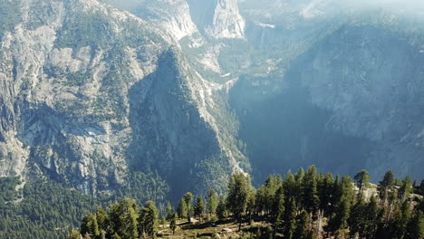 Aerial-Shot-Of-Mountains-At-Half-Dome-In-Yosemite-National-Park,-Travel-Destination