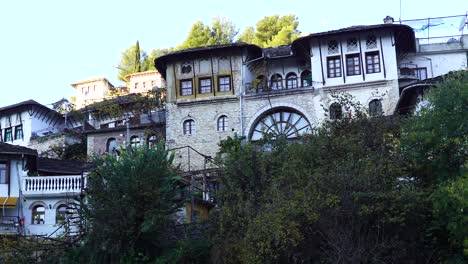 Casas-Tradicionales-De-Piedra-De-Gjirokastra-Con-Hermosa-Arquitectura-De-Balcones-Y-Ventanas