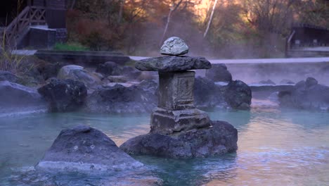 Toma-Ajustada-De-Un-Pilar-De-Piedra-Dentro-De-Las-Humeantes-Aguas-Termales-Onsen-En-Japón