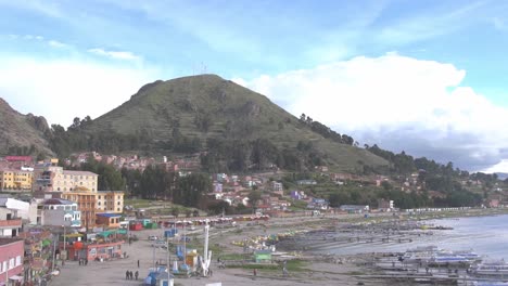 Vista-Panorámica-De-La-Hermosa-Ciudad-De-Copacabana-A-Orillas-Del-Lago-Titicaca-En-Bolivia---Panorámica-Aérea