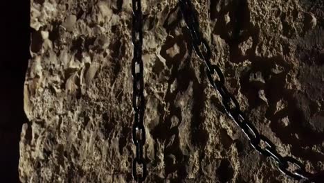 Eisenkette-Hing-An-Alten-Mauern-Eines-Schrecklichen-Mittelalterlichen-Gefängnisses,-In-Dem-Menschen-Gefoltert-Wurden