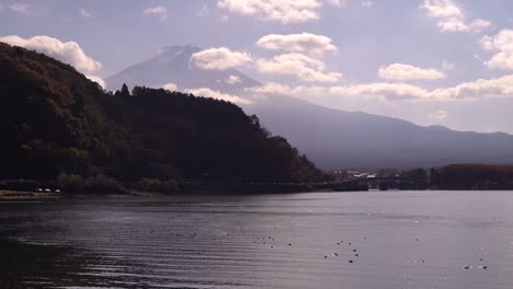 Beautiful-scenery-at-Lake-Kawaguchiko-on-partially-cloudy-day-with-Mount-Fuji