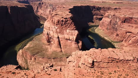Aerial-Shot-Of-Horseshoe-Bend-In-The-Arizona-Desert,-Tourists-At-The-Landmark-Destination