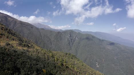 Hermosa-Ladera-Del-Monte-Cangshan-Cubierta-De-Bosque,-Yunnan-China,-Vista-Aérea