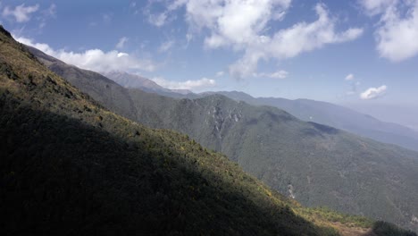 Paisaje-Montañoso-Del-Monte-Cangshan-En-Yunnan-China,-Vista-Aérea-Nublada