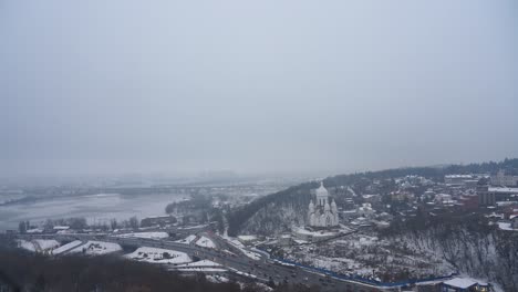 Kiew-Ukraine-Schneebedecktes-Winterpanorama-Mit-Kirche-Im-Hintergrund,-Handgerät