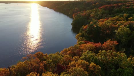 Drohne-Zeigt-Aufnahme-Des-Ufers-Des-Illinois-River-Während-Der-Goldenen-Stunde-Im-Ausgehungerten-Rock-State-Park