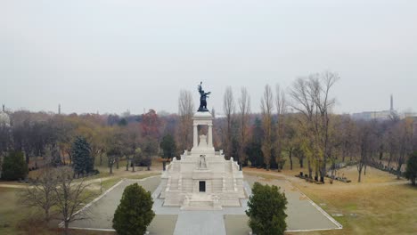 Kossuth-Lajos-Mausoleum-In-Kerepesi-Cemetery,-Budapest,-Hungary-In-Autumn---drone-pullback