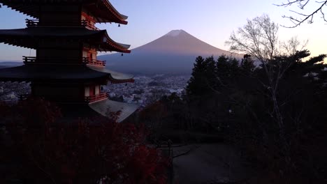 Hermosa-Pagoda-Chureito-Y-Monte-Fuji-Al-Atardecer---Cámara-Lenta-Inclinada-Hacia-Arriba
