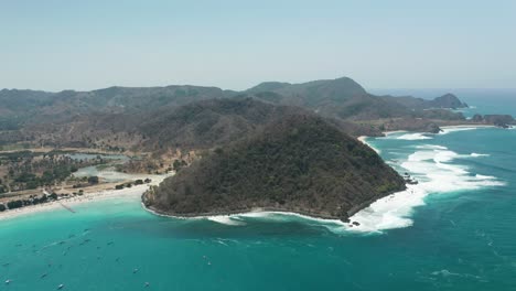 Costa-Tropical-En-La-Bahía-De-La-Playa-De-Selong-Belanak-Con-Grandes-Montañas-En-Lombok
