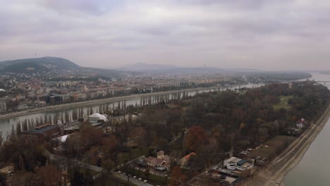 Vista-Aérea-De-La-Isla-Margaret-En-Medio-Del-Río-Danubio-En-Budapest,-Hungría-Durante-El-Otoño---Drone-Panorámico