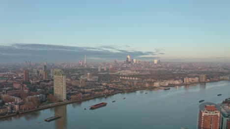 Dolly-Forward-Drohne-Schoss-Bei-Sonnenaufgang-Von-Canary-Wharf-In-Richtung-Der-Skyline-Von-London