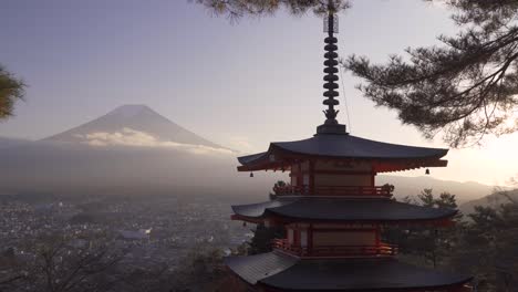 Beautiful-calm-and-relaxing-scenery-at-Mount-Fuji-and-Chureito-Pagoda