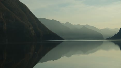 Eine-Entspannende-Und-Beruhigende-Szenerie-Eines-Von-Bergen-Umgebenen-Sees-In-Norditalien
