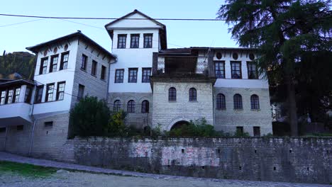 Arquitectura-Brillante-De-La-Casa-Tradicional-Del-Museo-Etnográfico-En-Gjirokastra,-Albania