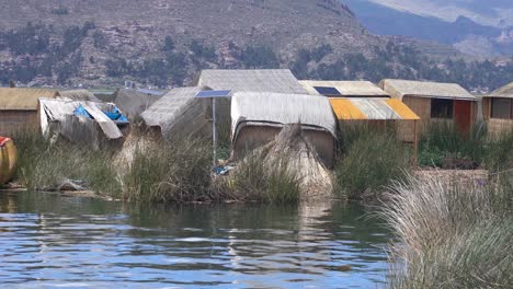 Rückansicht-Der-Uros-Schilfhäuser,-Titicaca-See,-Peru