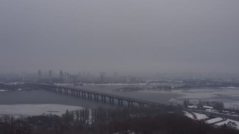 Moody-Vista-Nublada-Del-Puente-De-Kyiv-Sobre-El-Río-Dniéper-Dnipro-Y-La-Ciudad-De-Kiev,-Ucrania