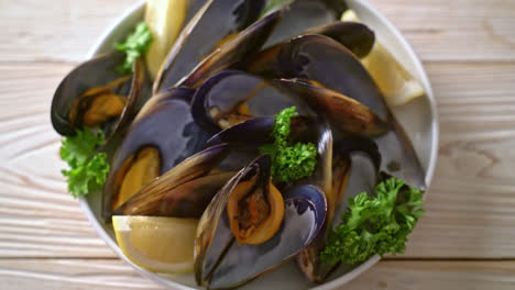 fresh-mussels-with-herbs-in-a-bowl-with-lemon