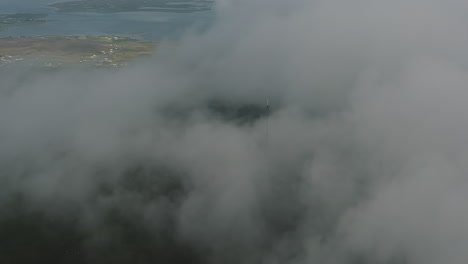 Luftaufnahme-Eines-Funkturms-Auf-Einem-Bewölkten-Berg,-Standort-Minaun-Heights-Auf-Achill-Island,-Westküste-Irlands