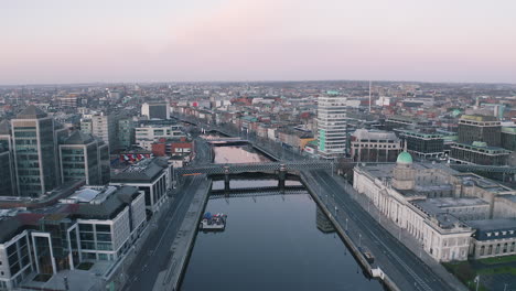 Aerial-flight-up-the-River-Liffey,-located-in-the-centre-of-Dublin-City