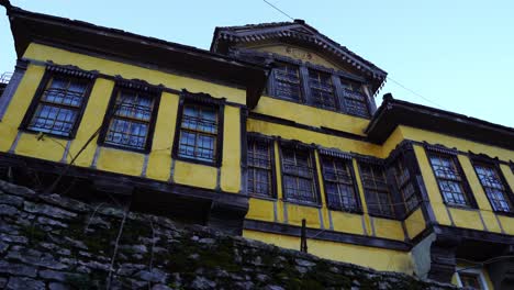 Traditionelles-Großes-Haus-In-Gjirkastra,-Wo-Der-Albanische-Schriftsteller-Ismail-Kadare-Geboren-Wurde