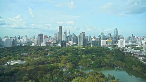 Panoramablick-Auf-Die-Skyline-Von-Bangkok-Und-Die-Wolkenkratzer-Vom-Lumpini--Oder-Lumphini-park