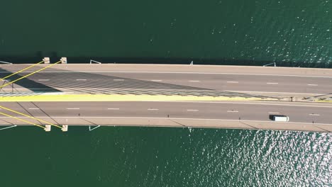 Brücke-über-Dem-Meer-Luftbild-Von-Oben-Nach-Unten-Auf-Den-Verkehr-In-Laguna,-Santa-Catarina,-Brasilien