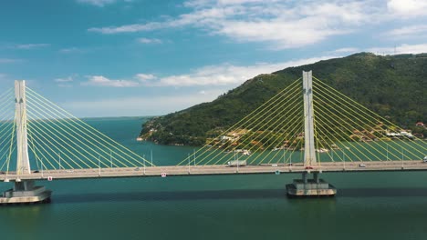 Drohnen-Luftseitenschwenkansicht-Des-Beton-Schrägseilbrückenverkehrs-über-Dem-Türkisfarbenen-Ozean