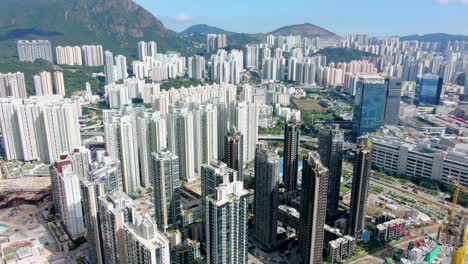 área-Urbana-De-Kowloon-En-El-Centro-De-Hong-Kong,-Vista-Aérea-De-Arriba-Hacia-Abajo-Con-Tráfico-Y-Rascacielos-De-La-Ciudad