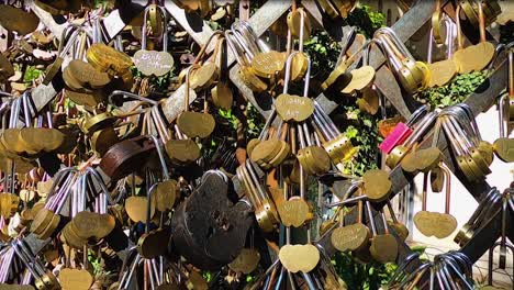 Love-locks,-padlocks-decorate-the-trellis-inside-the-world-famous-Tlaquepaque,-Arts-and-Shopping-Village,-Sedona,-Arizona