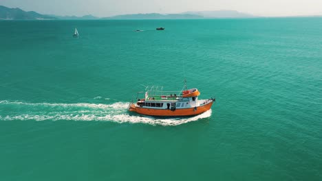 Filmische-Luftaufnahme-Eines-Tropischen-Türkisfarbenen-Meeres-Mit-Einem-Touristenboot-Und-Fliegenden-Möwen