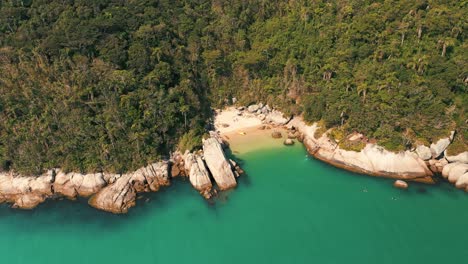 Vista-Aérea-De-La-Playa-Tropical-De-Verano-Ubicada-En-Santa-Catarina,-Brasil
