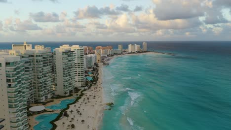 Drohne-Fliegt-In-Richtung-Hotelzone-Von-Cancun