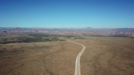 Toma-Aérea-Ascendente-De-Autos-Conduciendo-Por-La-Carretera-En-El-Parque-Nacional-Del-Gran-Cañón,-Arizona