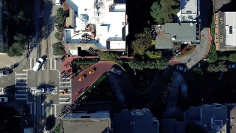 Aerial-Shot-Of-Tourists-At-Lombard-Street-In-San-Francisco,-Landmark-Travel-Destination