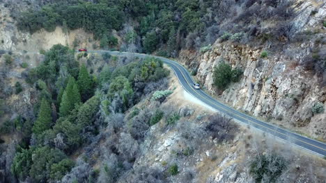 Aerial-Shot-Of-Cars-Traveling-On-Road-In-The-Mountains-Of-Sequoia-National-Park,-California