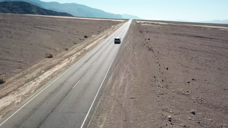 Luftaufnahme-Eines-Autos,-Das-Auf-Der-Badwater-Road-Im-Death-Valley-Fährt,-Atemberaubende-Landschaft